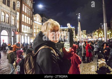 Amsterdam, pays-Bas. 24 novembre 2023. Les gens organisent une manifestation contre le racisme et la discrimination après que le Parti d'extrême droite pour la liberté (PVV) a pris la tête des élections générales néerlandaises sur la place du Dam à Amsterdam, pays-Bas, le 24 novembre 2023. Photo de Taib Mouneb/ABACAPRESS.COM crédit : Abaca Press/Alamy Live News Banque D'Images