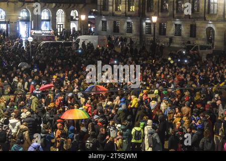 Amsterdam, pays-Bas. 24 novembre 2023. Les gens organisent une manifestation contre le racisme et la discrimination après que le Parti d'extrême droite pour la liberté (PVV) a pris la tête des élections générales néerlandaises sur la place du Dam à Amsterdam, pays-Bas, le 24 novembre 2023. Photo de Taib Mouneb/ABACAPRESS.COM crédit : Abaca Press/Alamy Live News Banque D'Images