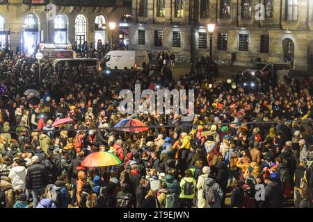 Amsterdam, pays-Bas. 24 novembre 2023. Les gens organisent une manifestation contre le racisme et la discrimination après que le Parti d'extrême droite pour la liberté (PVV) a pris la tête des élections générales néerlandaises sur la place du Dam à Amsterdam, pays-Bas, le 24 novembre 2023. Photo de Taib Mouneb/ABACAPRESS.COM crédit : Abaca Press/Alamy Live News Banque D'Images