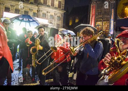 Amsterdam, pays-Bas. 24 novembre 2023. Les gens organisent une manifestation contre le racisme et la discrimination après que le Parti d'extrême droite pour la liberté (PVV) a pris la tête des élections générales néerlandaises sur la place du Dam à Amsterdam, pays-Bas, le 24 novembre 2023. Photo de Taib Mouneb/ABACAPRESS.COM crédit : Abaca Press/Alamy Live News Banque D'Images