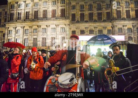 Amsterdam, pays-Bas. 24 novembre 2023. Les gens organisent une manifestation contre le racisme et la discrimination après que le Parti d'extrême droite pour la liberté (PVV) a pris la tête des élections générales néerlandaises sur la place du Dam à Amsterdam, pays-Bas, le 24 novembre 2023. Photo de Taib Mouneb/ABACAPRESS.COM crédit : Abaca Press/Alamy Live News Banque D'Images