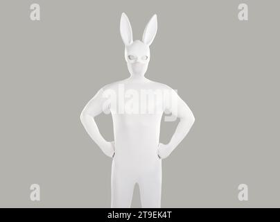 Portrait d'une personne méconnaissable portant un costume de spandex blanc et un masque de lièvre avec de longues oreilles. Banque D'Images