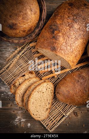 Pain de seigle au levain artisanal entier et tranché, vue de dessus Banque D'Images