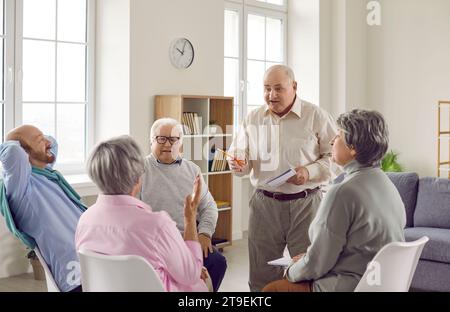 Groupe de personnes âgées discutant de la séance de thérapie à la maison de soins infirmiers discutant ensemble des problèmes. Banque D'Images