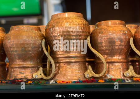 Ensemble de tasses en métal faite dans l'ancien style Ottoman. Banque D'Images