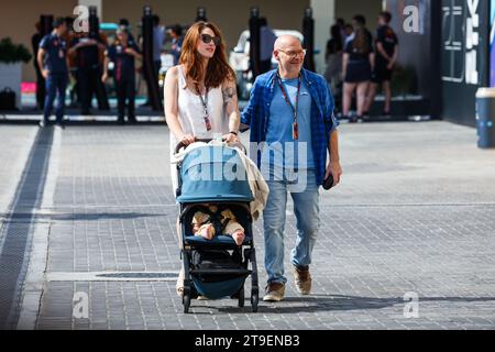 VILLENEUVE Jacques (CAN), ancien Champion de F1 et présentateur TV de Canal , avec son épouse Giulia Marra dans le paddock lors du Grand Prix de Formule 1 Etihad Airways Abu Dhabi 2023, 22e manche du Championnat du monde de Formule 1 2023 du 24 au 26 novembre, 2023 sur le circuit de Yas Marina, à Abu Dhabi - photo Florent Gooden/DPPI crédit : DPPI Media/Alamy Live News Banque D'Images