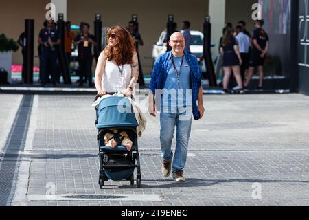 VILLENEUVE Jacques (CAN), ancien Champion de F1 et présentateur TV de Canal , avec son épouse Giulia Marra dans le paddock lors du Grand Prix de Formule 1 Etihad Airways Abu Dhabi 2023, 22e manche du Championnat du monde de Formule 1 2023 du 24 au 26 novembre, 2023 sur le circuit de Yas Marina, à Abu Dhabi - photo Florent Gooden/DPPI crédit : DPPI Media/Alamy Live News Banque D'Images