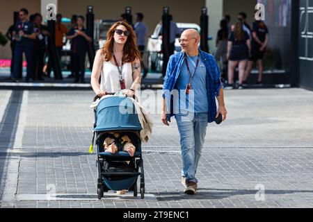 VILLENEUVE Jacques (CAN), ancien Champion de F1 et présentateur TV de Canal , avec son épouse Giulia Marra dans le paddock lors du Grand Prix de Formule 1 Etihad Airways Abu Dhabi 2023, 22e manche du Championnat du monde de Formule 1 2023 du 24 au 26 novembre, 2023 sur le circuit de Yas Marina, à Abu Dhabi - photo Florent Gooden/DPPI crédit : DPPI Media/Alamy Live News Banque D'Images