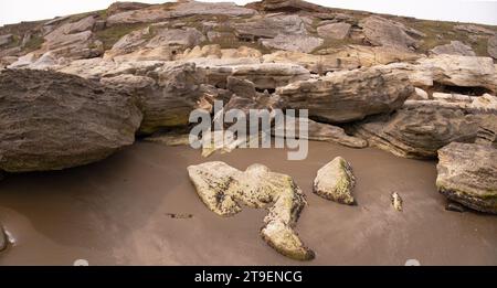 Beaux rochers rocheux sur le bord de la mer. Dubyandy. Azerbaïdjan. Banque D'Images