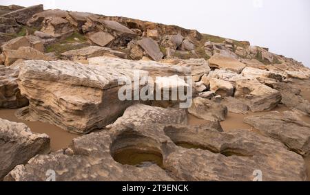 Beaux rochers rocheux sur le bord de la mer. Dubyandy. Azerbaïdjan. Banque D'Images