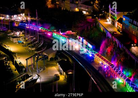 Kingswear, Devon, Royaume-Uni. 24 novembre 2023. Le train des Lumières de Noël sur le chemin de fer à vapeur de Dartmouth dans le Devon, qui circule entre le 24 novembre et le 30 décembre 2023, est à Kingswear dans le Devon avant de partir pour Paignton. Les voitures et les locomotives à vapeur du service festif sont éclairées à l'intérieur et à l'extérieur avec des lumières colorées. Crédit photo : Graham Hunt/Alamy Live News Banque D'Images