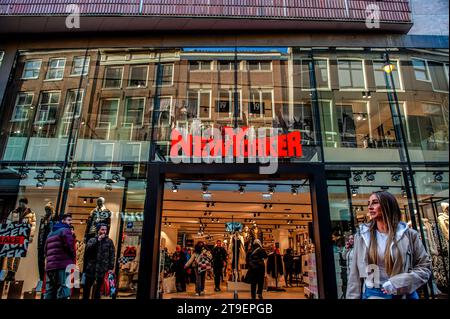 Amsterdam, pays-Bas. 24 novembre 2023. On voit des gens entrer dans le magasin de sport 'NewYorker'. À Amsterdam, les magasins sont prêts avec des offres Black Friday, et les vitrines des magasins sont décorées avec des bannières de vente pour attirer les gens pendant le Black Friday. Les plus jeunes, en particulier, attendent le jour de réduction après Thanksgiving de l'Amérique pour acheter des choses. (Photo Ana Fernandez/SOPA Images/Sipa USA) crédit : SIPA USA/Alamy Live News Banque D'Images