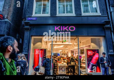 Amsterdam, pays-Bas. 24 novembre 2023. Le magasin de cosmétiques 'Kiko Milano' est vu plein de monde. À Amsterdam, les magasins sont prêts avec des offres Black Friday, et les vitrines des magasins sont décorées avec des bannières de vente pour attirer les gens pendant le Black Friday. Les plus jeunes, en particulier, attendent le jour de réduction après Thanksgiving de l'Amérique pour acheter des choses. (Photo Ana Fernandez/SOPA Images/Sipa USA) crédit : SIPA USA/Alamy Live News Banque D'Images