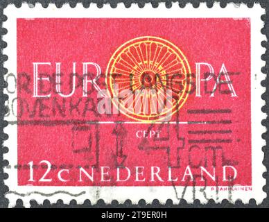 Timbre postal annulé imprimé par les pays-Bas, qui montre roue à 19 Spokes, timbre Europa CEPT, circa 1960. Banque D'Images