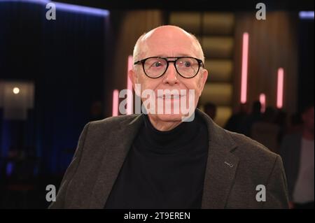 Cologne, Allemagne. 24 novembre 2023. L'ancien entraîneur de football Reiner Calmund en tant qu'invité sur le talk-show WDR Kölner Treff crédit : Horst Galuschka/dpa/Horst Galuschka dpa/Alamy Live News Banque D'Images