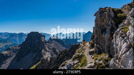 Visite de montagne difficile via la via ferrata de Mindelheim depuis Mittelberg Kleinwalsertal dans les Alpes Allgau Banque D'Images