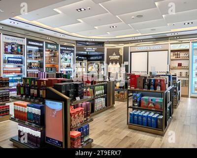 Taipei, Taiwan - 18 novembre 2023 : magasin hors taxes au terminal de départ de l'aéroport international de Taoyuan à Tapei, Taiwan. Banque D'Images