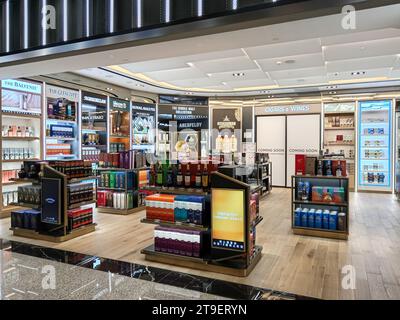 Taipei, Taiwan - 18 novembre 2023 : magasin hors taxes au terminal de départ de l'aéroport international de Taoyuan à Tapei, Taiwan. Banque D'Images