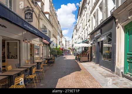 Un quartier piéton de la rue de l'Annonciation avec commerces et étals, dans le quartier Passy, 16e arrondissement, Paris, France. Banque D'Images