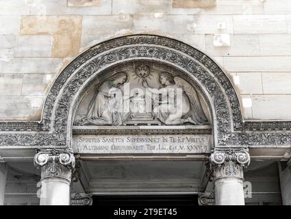 Tympan de l'église notre Dame de Grâce de Passy, construite au 17e siècle, rue de l'Annonciation, 16e arrondissement, Paris, France. Banque D'Images