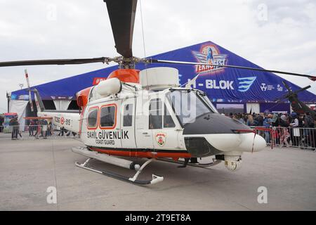 ISTANBUL, TURKIYE - 29 AVRIL 2023 : Garde côtière turque Agusta-Westland Bell AB-412EP (25945) exposée au Teknofest à l'aéroport Ataturk d'Istanbul Banque D'Images