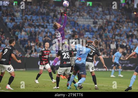 Sydney, Australie. 25 novembre 2023. Lawrence Thomas des Western Sydney Wanderers effectue un sauvetage lors du match de Ligue Ute A D'Isuzu entre le Sydney FC et les Western Sydney Wanderers au Allianz Stadium, Sydney, Australie, le 25 novembre 2023. Photo de Peter Dovgan. Usage éditorial uniquement, licence requise pour un usage commercial. Aucune utilisation dans les Paris, les jeux ou les publications d'un seul club/ligue/joueur. Crédit : UK Sports pics Ltd/Alamy Live News Banque D'Images