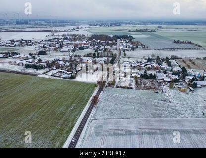 Petersdorf, Allemagne. 25 novembre 2023. Un peu de neige se trouve sur le paysage et les maisons de Petersdorf à l'est du Brandebourg (vue aérienne avec un drone). La nuit dernière, la première neige est tombée dans certaines régions du Brandebourg. Crédit : Patrick Pleul/dpa/Alamy Live News Banque D'Images