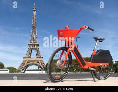 Paris, France - 30 août 2019 : le TREMPLIN électrique à vélo, (propriété d'Uber), près de la Tour Eiffel à Paris, France. Banque D'Images