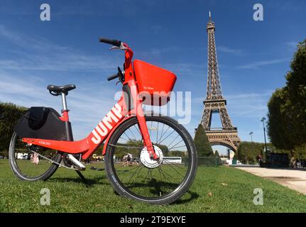 Paris, France - 30 août 2019 : le TREMPLIN électrique à vélo, (propriété d'Uber), près de la Tour Eiffel à Paris, France. Banque D'Images