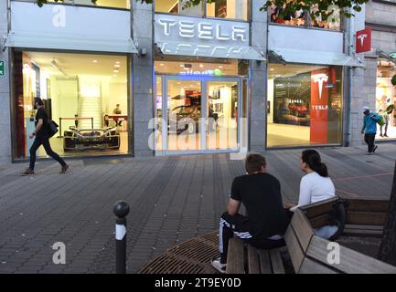 Nuremberg, Allemagne - 4 septembre 2019 : personnes près du magasin Tesla dans le centre de Nuremberg. Banque D'Images