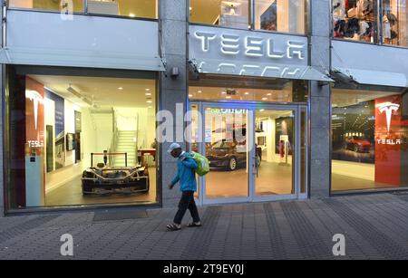 Nuremberg, Allemagne - 4 septembre 2019 : personnes près du magasin Tesla dans le centre de Nuremberg. Banque D'Images