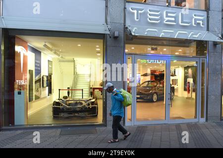 Nuremberg, Allemagne - 4 septembre 2019 : personnes près du magasin Tesla dans le centre de Nuremberg. Banque D'Images