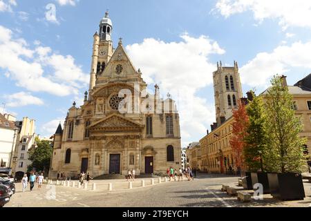 Paris, France - 28 août 2019 : personnes près de l'église Saint-Étienne-du-Mont à Paris, France. Banque D'Images