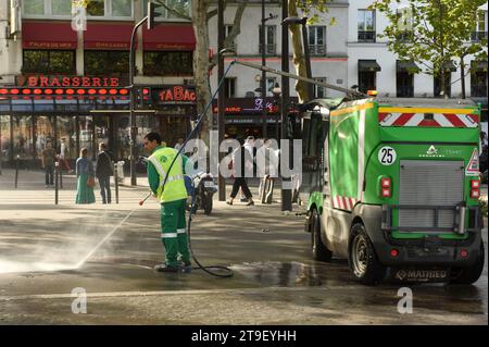 Paris, France - 2 septembre 2019 : un ouvrier municipal lave le trottoir à Paris. Banque D'Images