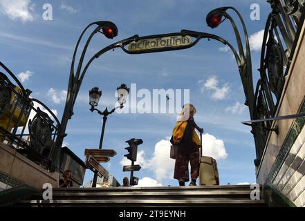 Paris, France - 02 septembre 2019 : un peuple près de l'entrée du métro parisien ou du métro métropolitain. Banque D'Images