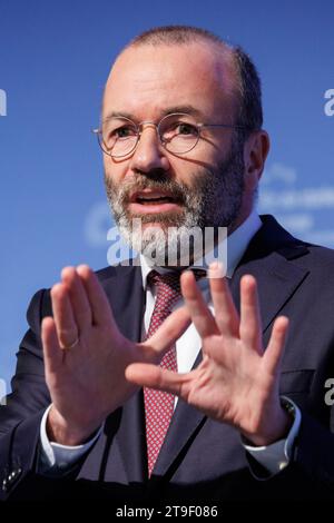 Nuremberg, Allemagne. 25 novembre 2023. Manfred Weber, président du PPE et candidat désigné de la CSU en tête des élections européennes, intervient lors de la réunion des délégués de la CSU pour les élections européennes. Crédit : Daniel Karmann/dpa/Alamy Live News Banque D'Images