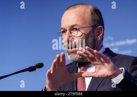 Nuremberg, Allemagne. 25 novembre 2023. Manfred Weber, président du PPE et candidat désigné de la CSU en tête des élections européennes, intervient lors de la réunion des délégués de la CSU pour les élections européennes. Crédit : Daniel Karmann/dpa/Alamy Live News Banque D'Images