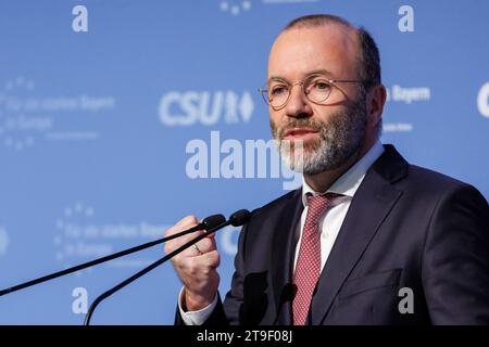 Nuremberg, Allemagne. 25 novembre 2023. Manfred Weber, président du PPE et candidat désigné de la CSU en tête des élections européennes, intervient lors de la réunion des délégués de la CSU pour les élections européennes. Crédit : Daniel Karmann/dpa/Alamy Live News Banque D'Images