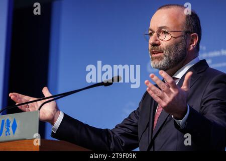 Nuremberg, Allemagne. 25 novembre 2023. Manfred Weber, président du PPE et candidat désigné de la CSU en tête des élections européennes, intervient lors de la réunion des délégués de la CSU pour les élections européennes. Crédit : Daniel Karmann/dpa/Alamy Live News Banque D'Images