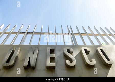 Paris, France - 30 août 2019 : logo de l'Organisation des Nations Unies pour l'éducation, la science et la culture (UNESCO) sur le bâtiment principal de l'UNESCO Banque D'Images