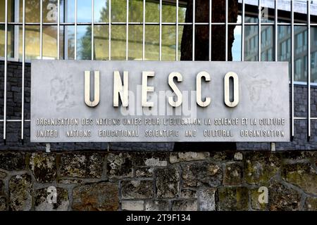 Paris, France - 30 août 2019 : logo de l'Organisation des Nations Unies pour l'éducation, la science et la culture (UNESCO) sur le bâtiment principal de l'UNESCO Banque D'Images