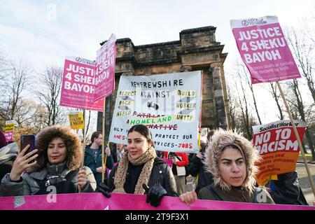 Les gens prennent part à la marche annuelle du Scottish Trades Union Congress (STUC) annuelle de la St Andrew's Day march et se rassemblent à Glasgow, en solidarité avec les personnes touchées par le racisme et la discrimination raciale dans toute l'Écosse. Date de la photo : Samedi 25 novembre 2023. Banque D'Images