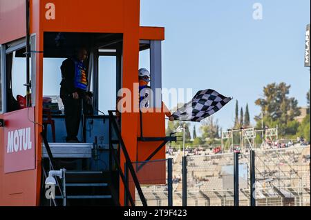 Valencia, Espagne. 25 novembre 2023. Drapeau d'arrivée du circuit Ricardo Tormo lors du Grand Prix MotoGP d'Espagne 2023 - Gran Premio Motul de la Comunitat Valenciana - qualification, Championnat du monde MotoGP à Valence, Espagne, novembre 25 2023 crédit : Agence photo indépendante/Alamy Live News Banque D'Images