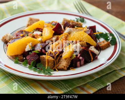 Panzanella de pain de betterave et de seigle aux oranges et feta végétalienne maison Banque D'Images