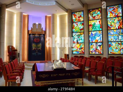 Strasbourg, France. 23 novembre 2023. Synagogue séfarade de 1998 avec vitraux représentant les 12 tribus d'Israël, photographiée à Strasbourg, France, le 23 novembre 2023. Crédit : Linda Salajkova/CTK photo/Alamy Live News Banque D'Images