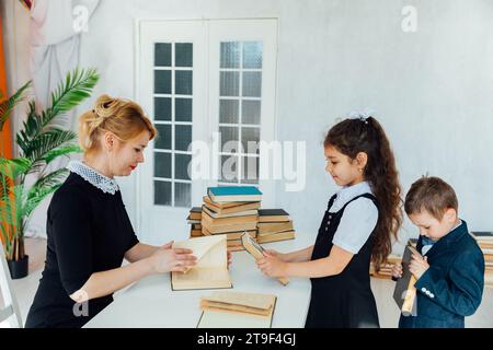 Enseignante enseignant aux enfants en classe scolaire Banque D'Images