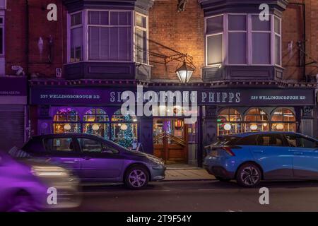 Vendredi soir sur la route de Wellingborough avant que la foule git dehors à Northampton, Northants, Angleterre, Royaume-Uni. Banque D'Images