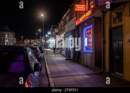 Vendredi soir sur la route de Wellingborough avant que la foule git dehors à Northampton, Northants, Angleterre, Royaume-Uni. Banque D'Images