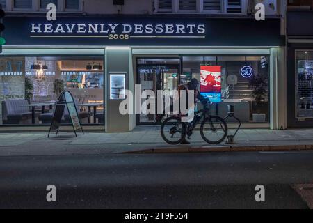 Vendredi soir sur la route de Wellingborough avant que la foule git dehors à Northampton, Northants, Angleterre, Royaume-Uni. Banque D'Images