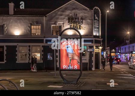 Vendredi soir sur la route de Wellingborough avant que la foule git dehors à Northampton, Northants, Angleterre, Royaume-Uni. Banque D'Images